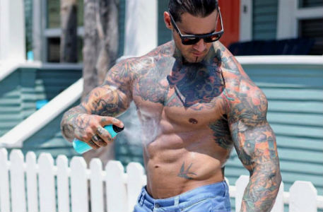 Homem No Espelho - Como cuidar das tatuagens - proteção de tatuagem - tattoo