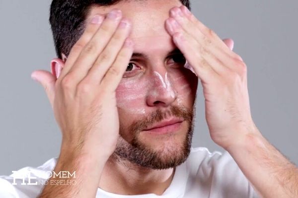 HomemNo Espelho - esfoliação - esfoliante facial masculino 