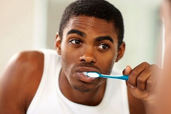 Homem No Espelho - como escovar os dentes da maneira correta
