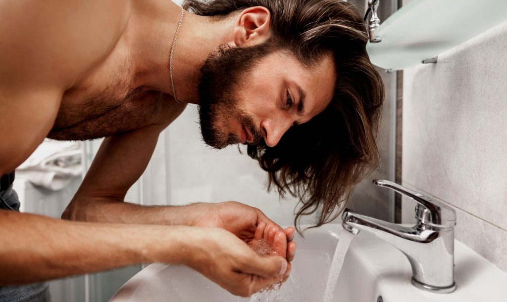 Homem No Espelho - Como lavar o rosto do jeito certo - limpeza facial