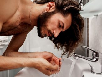Homem No Espelho - Como lavar o rosto do jeito certo - limpeza facial