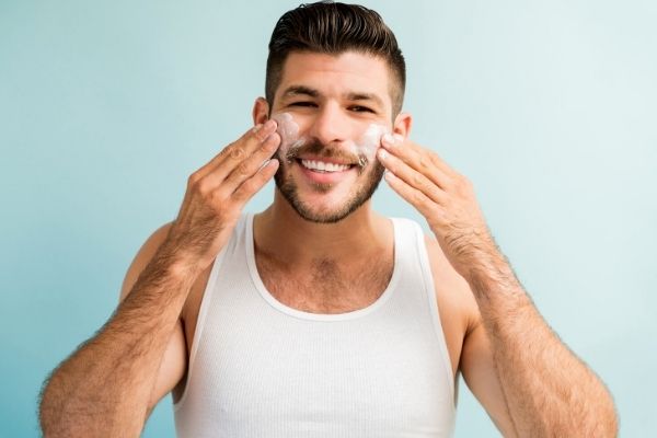Homem No Espelho - 3 passos fundamentais para cuidar da pele do rosto