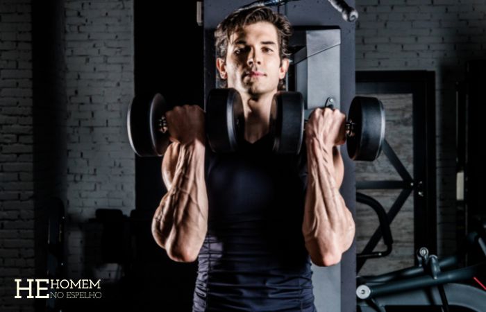 Homem No Espelho - Treinar mais dias ou mais pesado para ganhar músculos