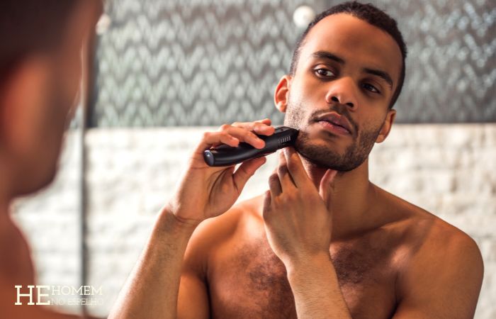 Homem No Espelho - melhor barbear com lâmina ou barbeador