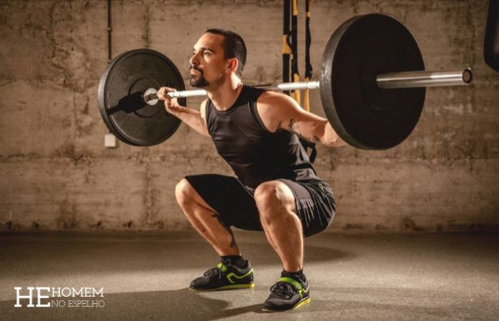 Homem No Espelho - exercícios compostos - academia - musculação - agachamento