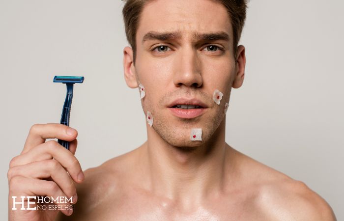 Homem No Espelho - Fazer a barba com lâminas gastas