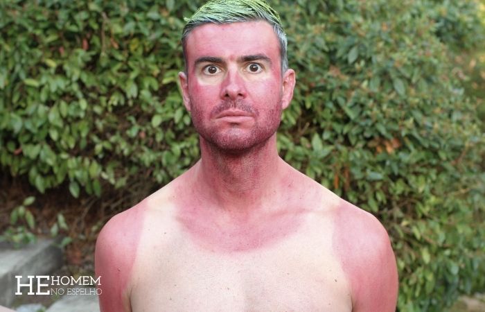 Homem No Espelho - protetor solar no corpo
