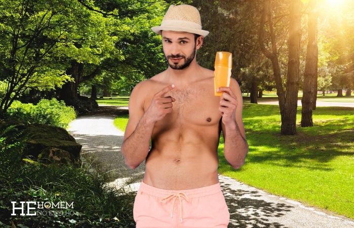 Homem No Espelho - protetor solar no corpo