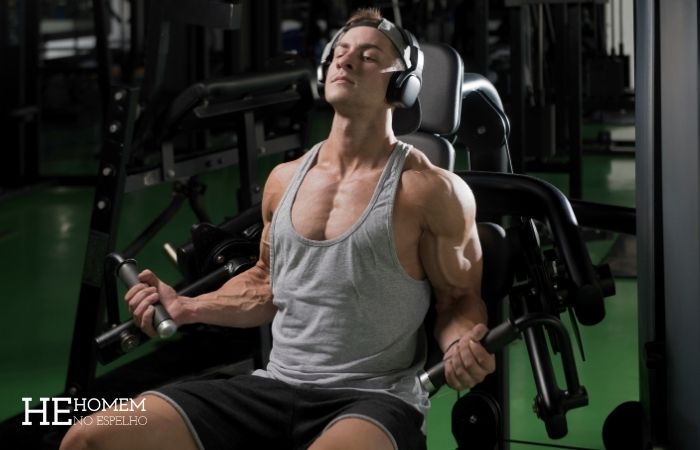 Homem No Espelho - Como encurtar o treino: use máquinas em vez de montar as barras