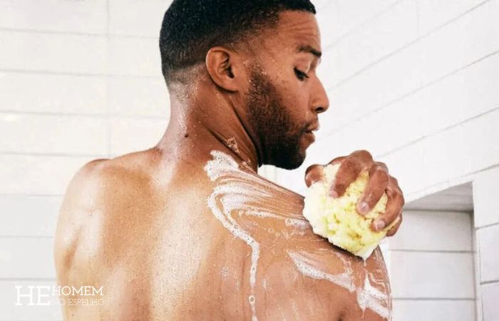 Homem No Espelho - 7 cuidados importantes para o corpo do homem - espinhas nas costas