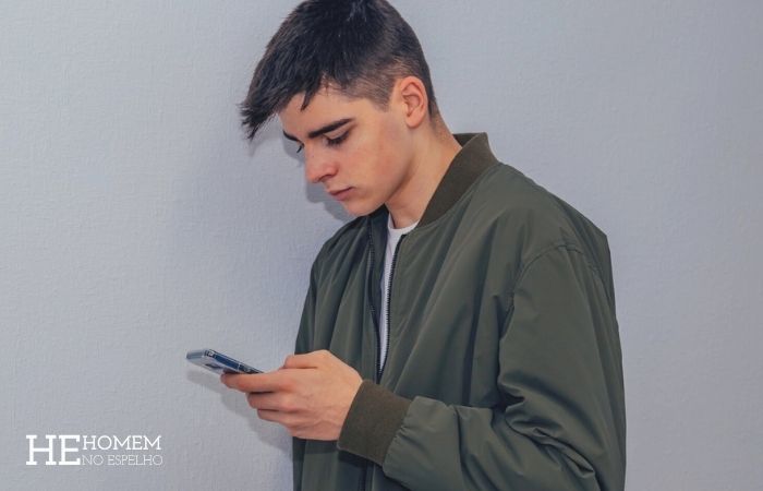 Homem No Espelho - Exibicionismo online afeta a autoestima e a autoimagem