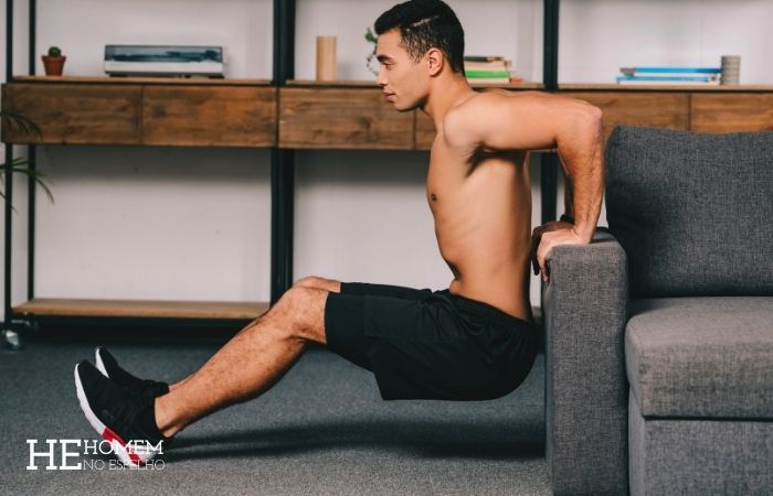 Homem No Espelho - Treino em casa no sofá