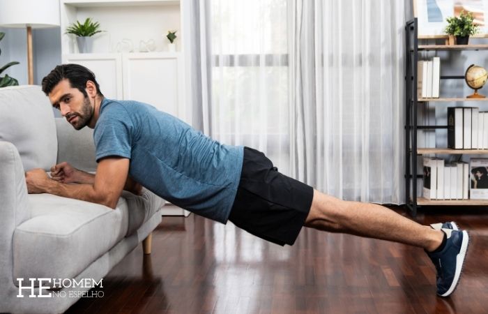Homem No Espelho - Treino em casa no sofá
