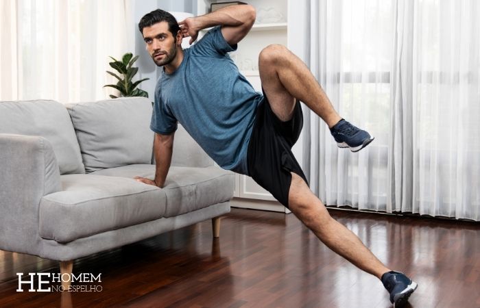 Homem No Espelho - Treino em casa no sofá