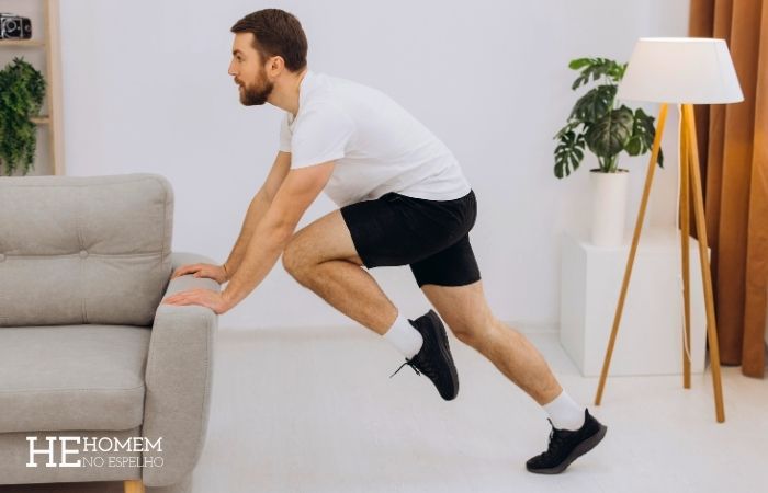 Homem No Espelho - Treino em casa no sofá