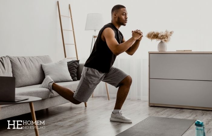 Homem No Espelho - Treino em casa no sofá