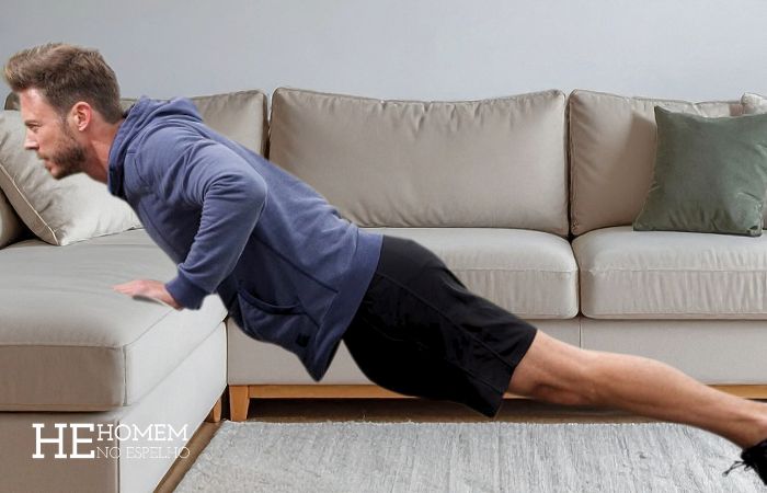 Homem No Espelho - Treino em casa no sofá