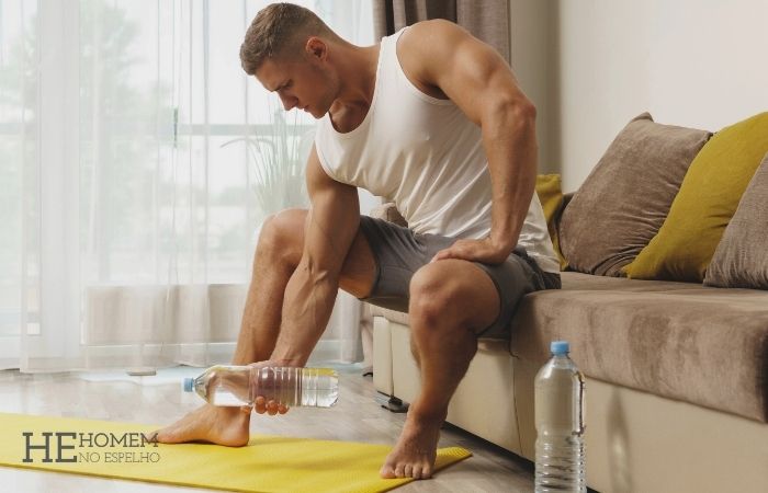 Homem No Espelho - Treino em casa no sofá