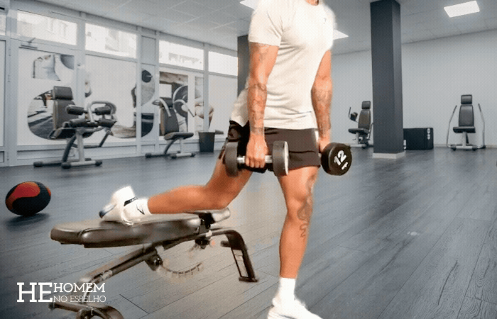 Homem No Espelho - Treino de exercícios dos músculos glúteos