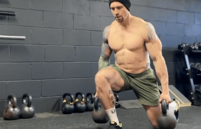 Homem No Espelho - Treino de exercícios dos músculos glúteos