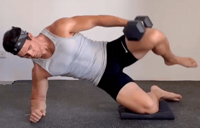 Homem No Espelho - Treino de exercícios dos músculos glúteos