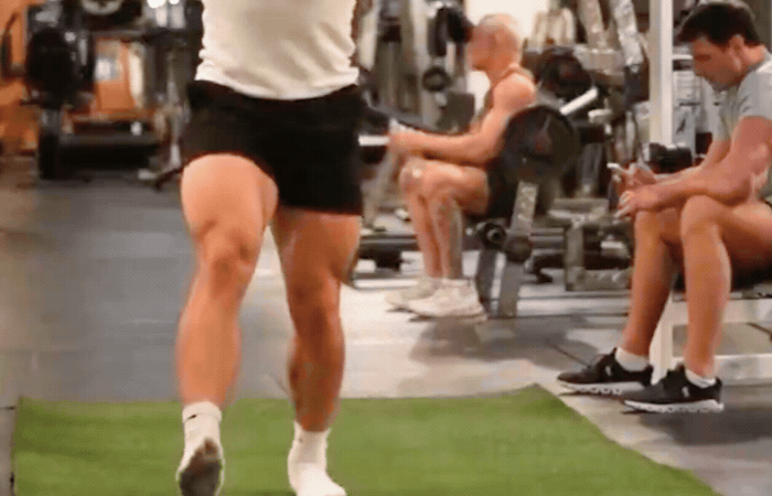 Homem No Espelho - Treino de exercícios dos músculos glúteos