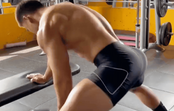 Homem No Espelho - Treino de exercícios dos músculos glúteos